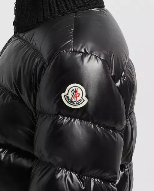 MONCLER Чорна пухова куртка