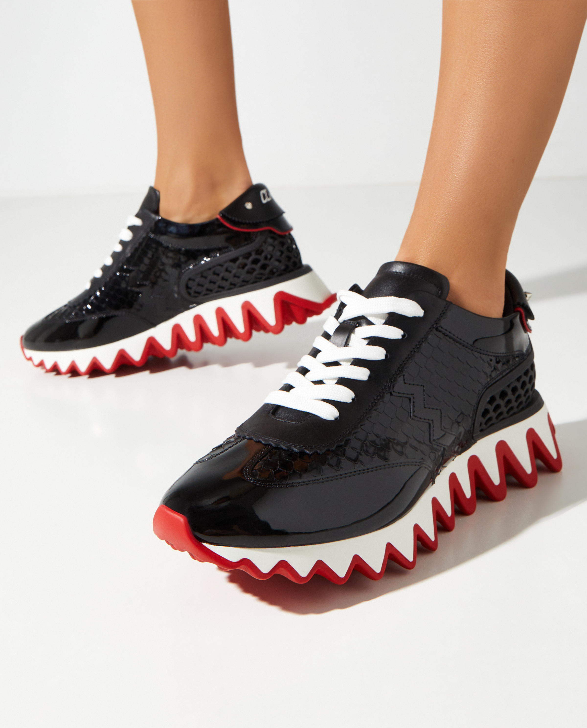 CHRISTIAN LOUBOUTIN Черные лакированные кроссовки Loubishark