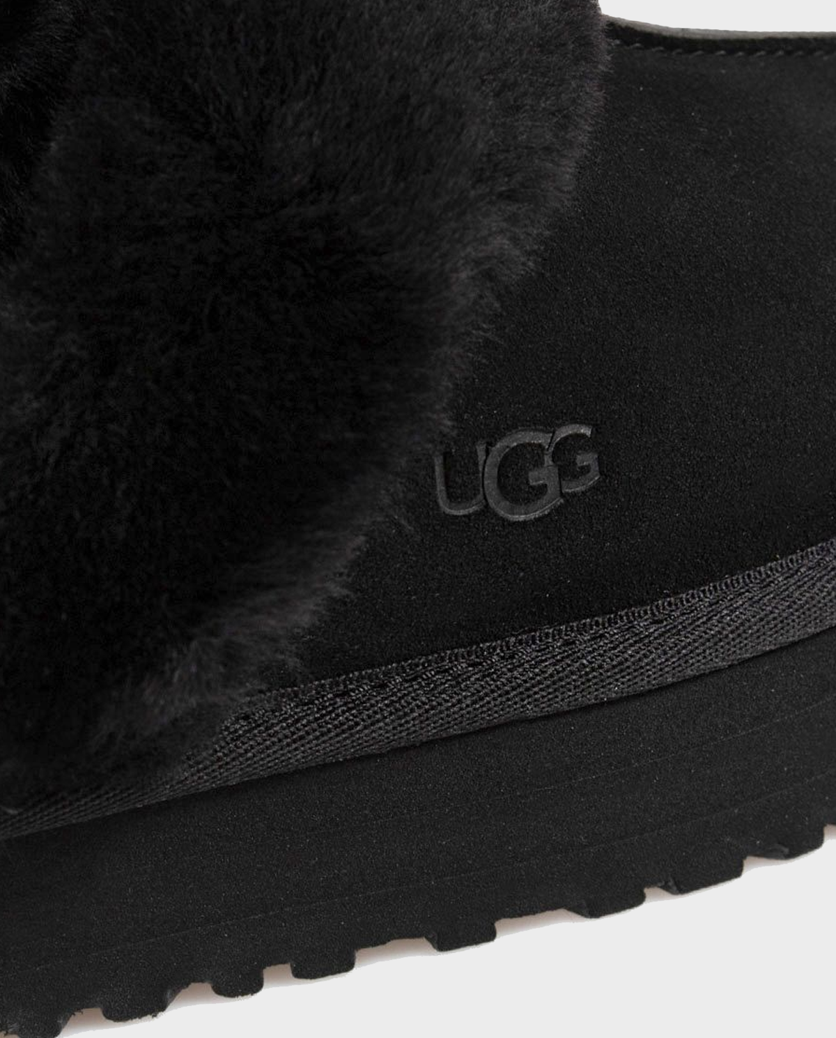 Чорні шльопанці UGG з хутром і логотипом