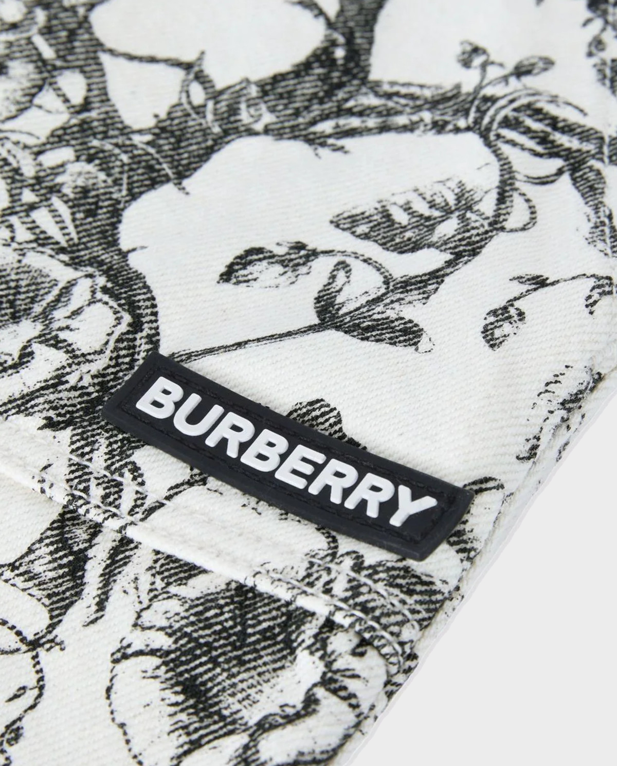 BURBERRY CHILDREN Белое платье с черным принтом