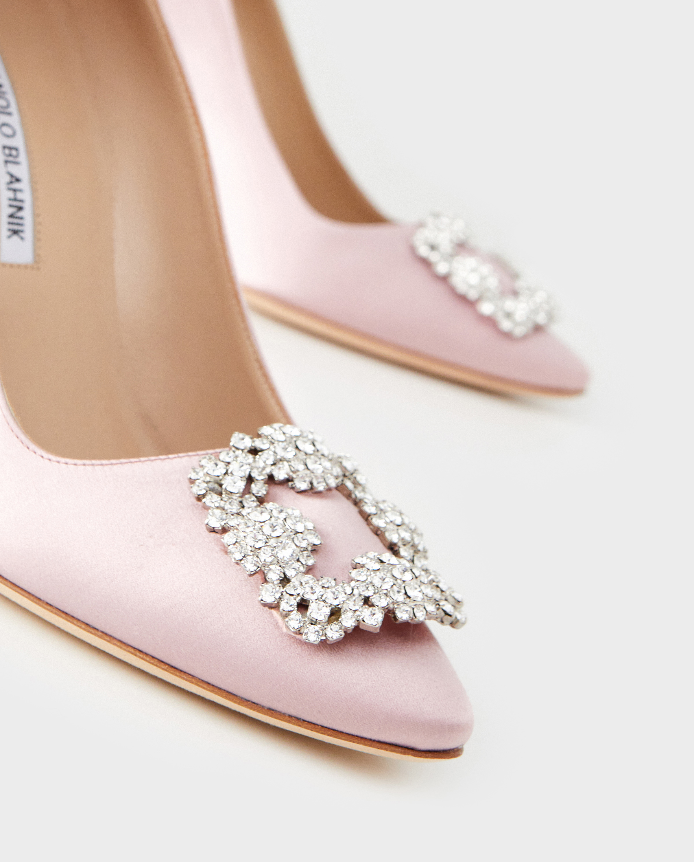 MANOLO BLAHNIK Атласні шпильки Hangisi 10,5 см