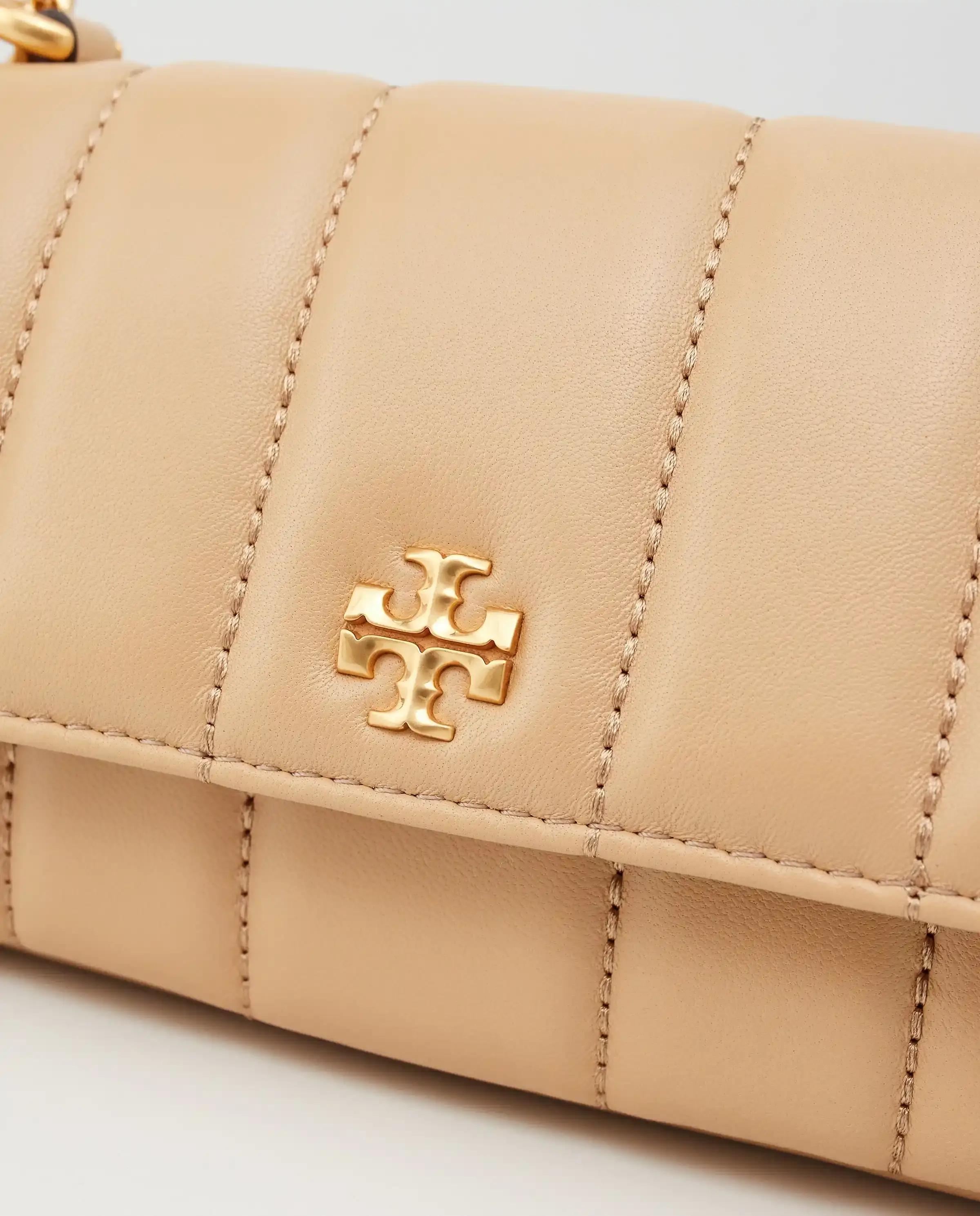 TORY BURCH Коричневая стеганая сумочка Kira Flap Mini 