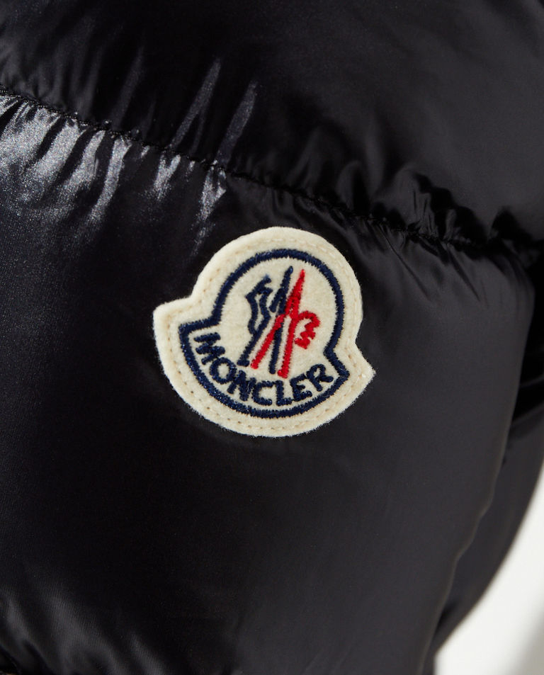 MONCLER Чорна куртка Suyen