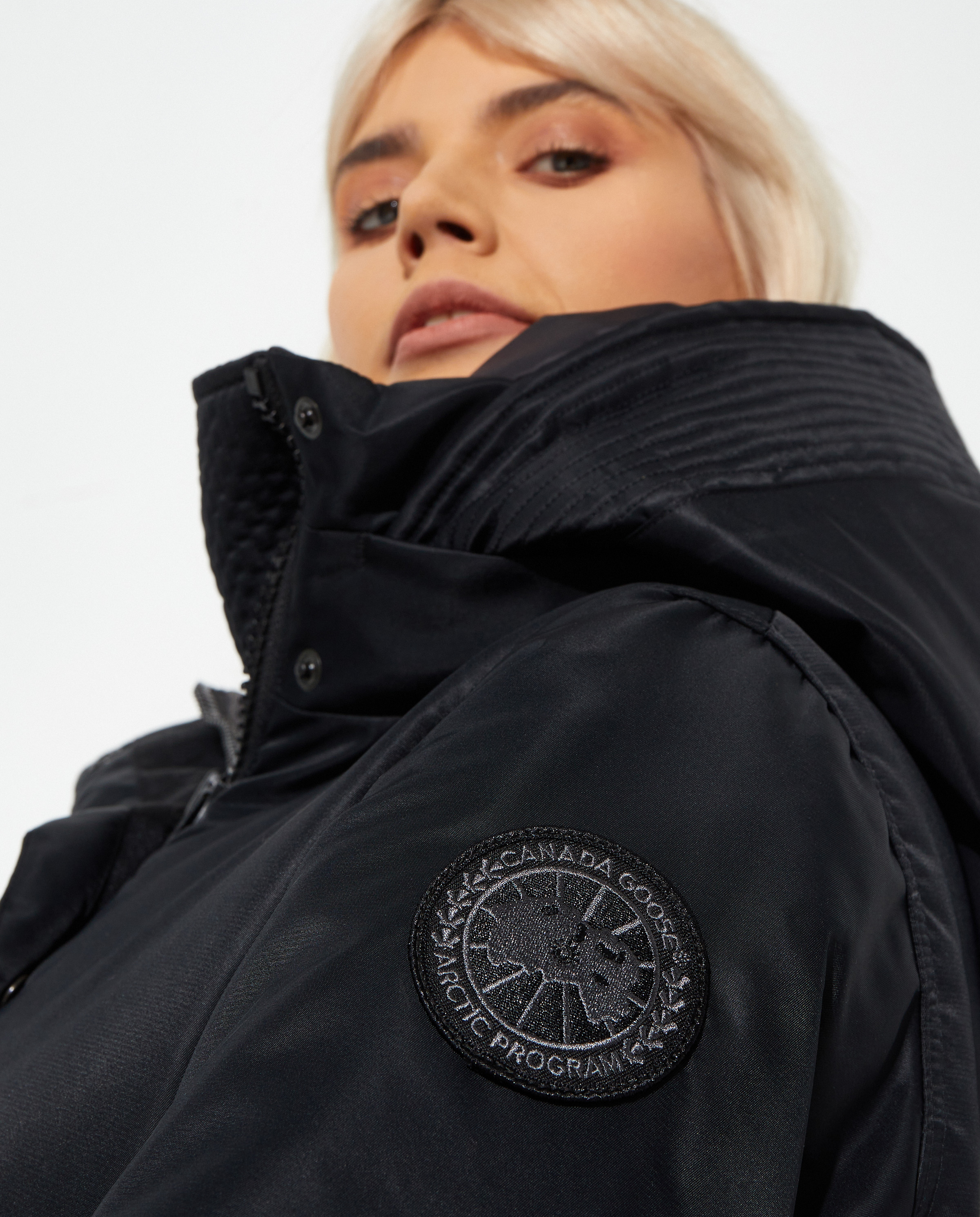 CANADA GOOSE Чорна куртка з поясом McKenna