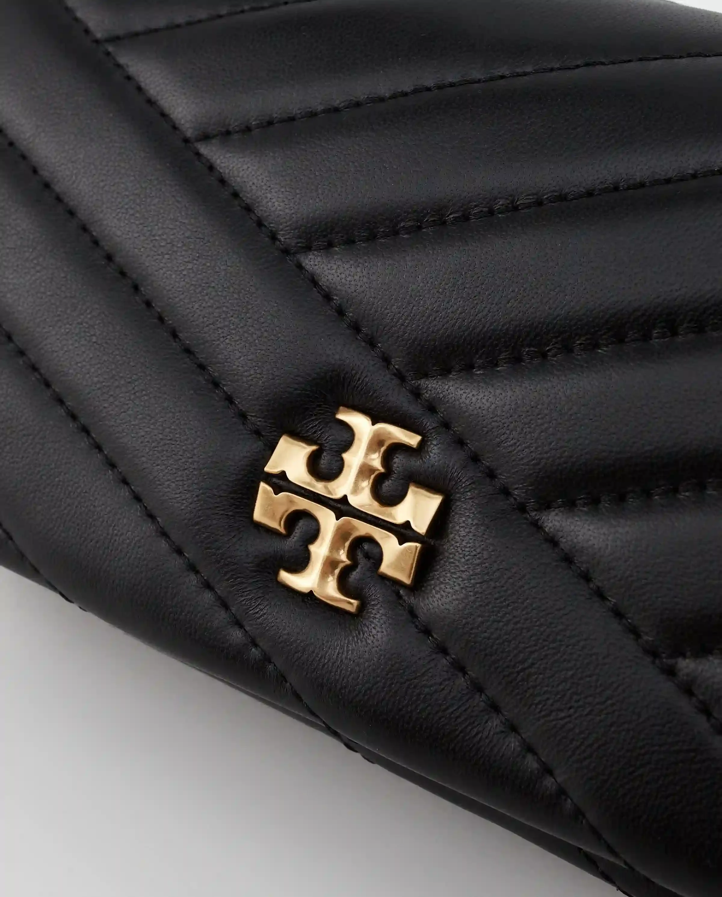 TORY BURCH Стеганая черная сумка Kira Chevron 