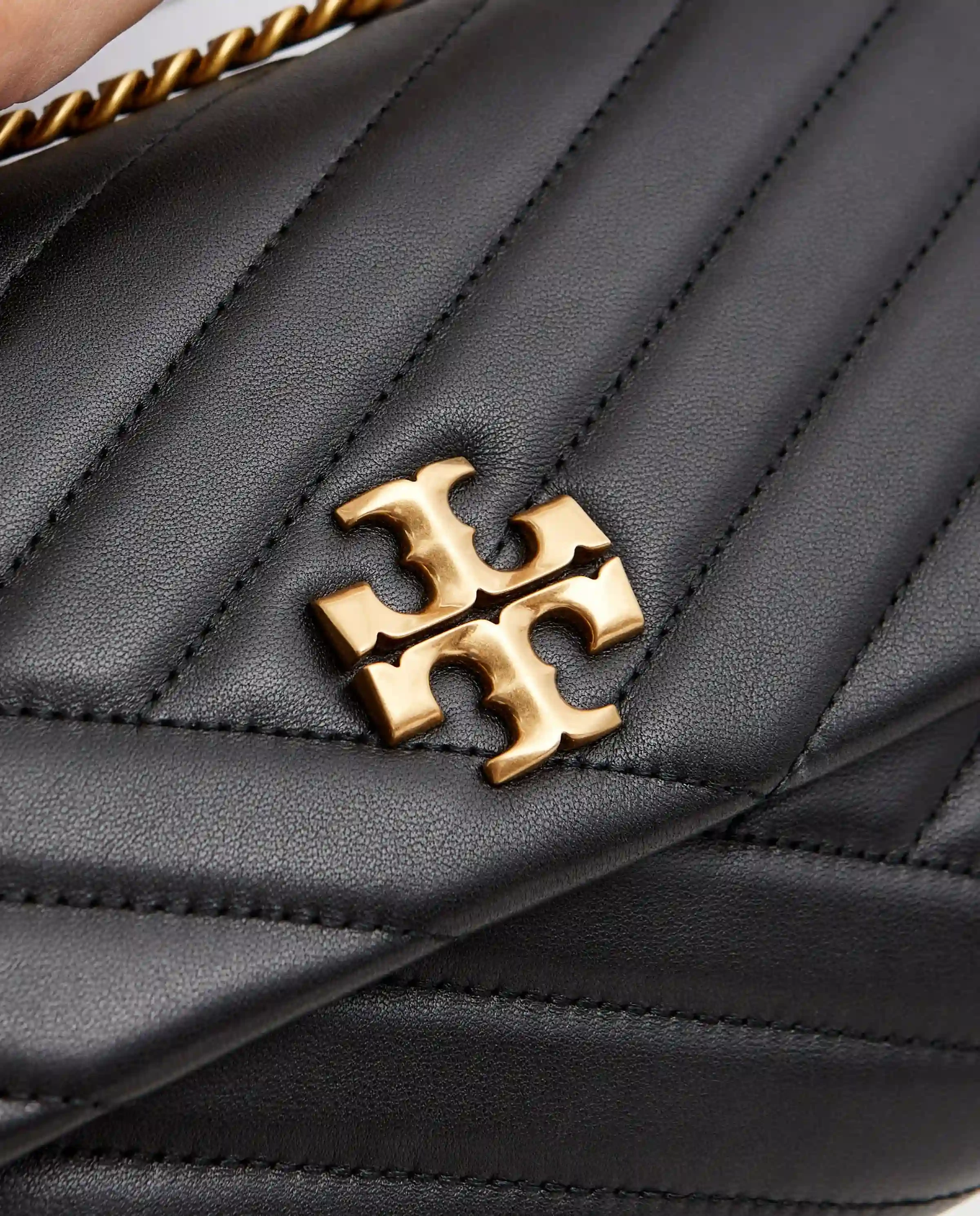 TORY BURCH Черная стеганая сумочка с логотипом Kira 