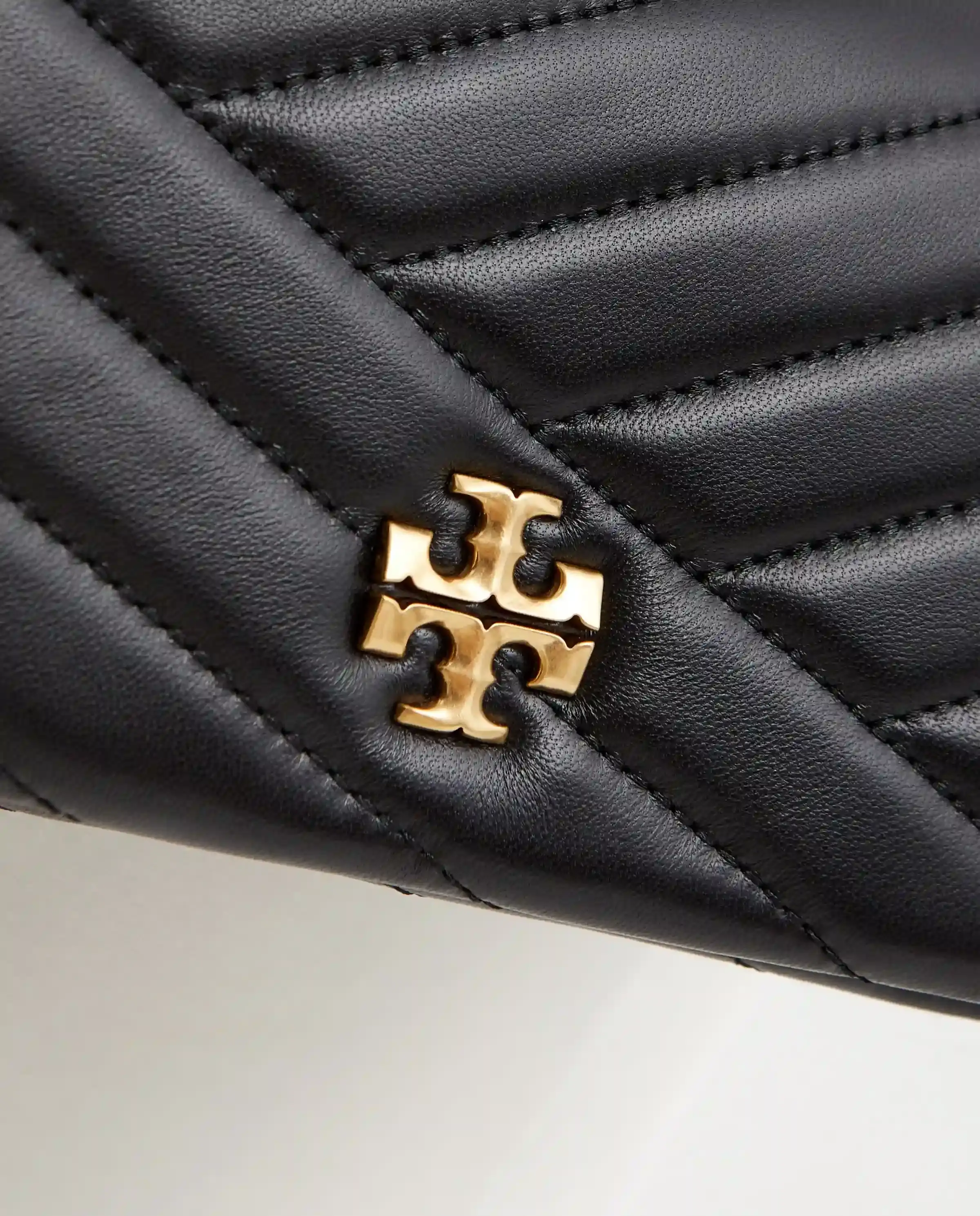 TORY BURCH Стеганая черная сумка Kira Chevron 