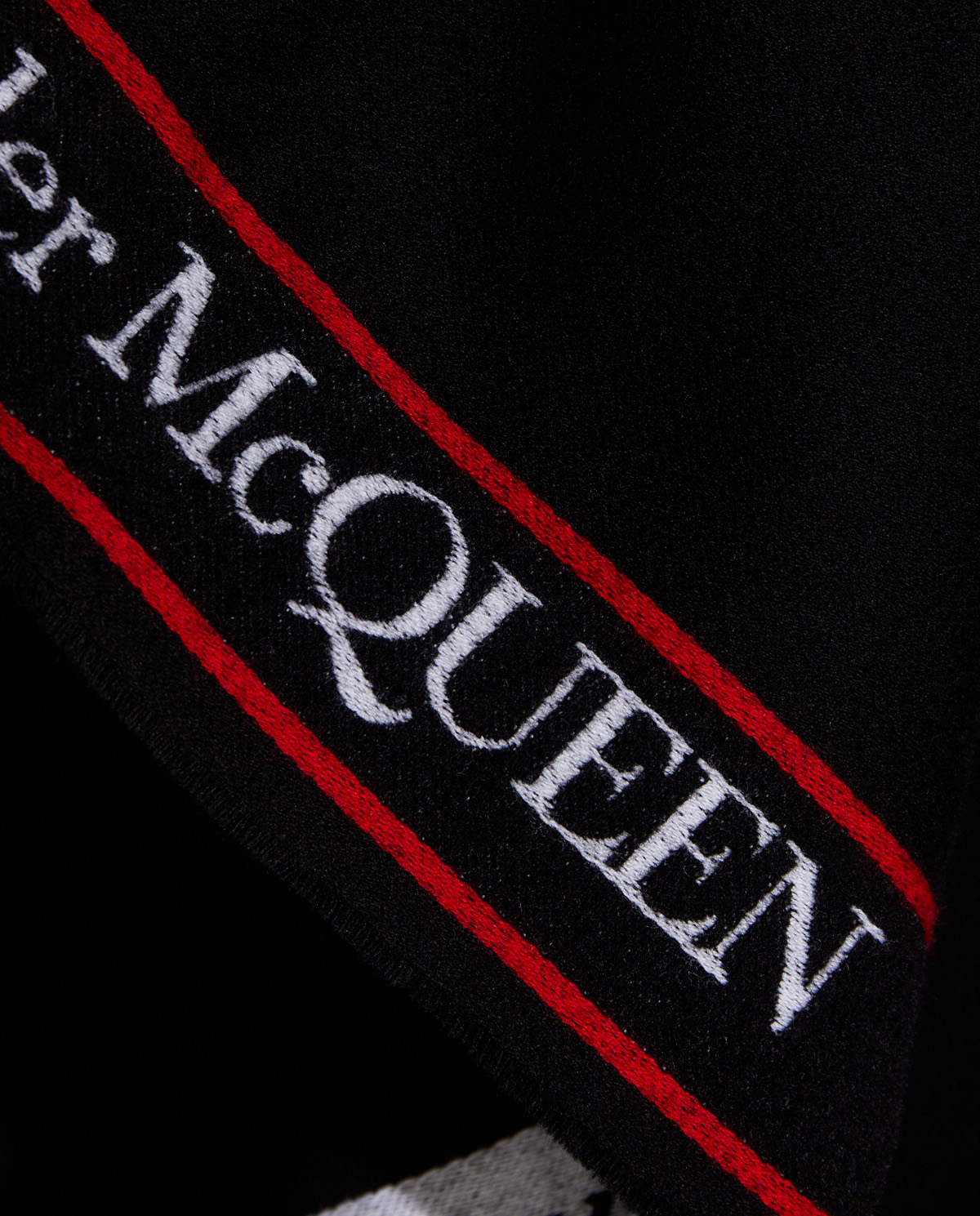 ALEXANDER MCQUEEN Черный шарф с логотипом размер ONE SIZE